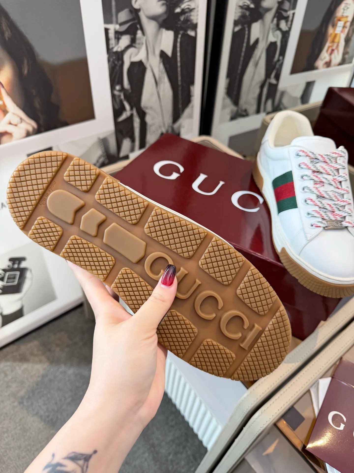 [G Home] P: 580💰 Men's model, Sizs: 39-44 (customized at 45) GUCCI classic design, casual elements, catwalk model. This pair of top-quality GUCCI shoes, with pure white as the main tone, shows elegance. The iconic red and green webbing embellishment instantly demonstrates the brand's charm and trendy attitude without the need for too many words. The upper material is delicate and feels comfortable, making every step feel like walking on the clouds. Exquisite details, such as shiny decorations and unique metal buckles on the shoes, add highlights to the overall look, giving off a unique brilliance inadvertently. Whether paired with casual jeans for a casual look or paired with a simple dress for a gentle and romantic look, it can be easily worn and becomes a versatile item in your wardrobe. Choose it and embark on a journey that combines style and comfort, making every trip a fashion show.